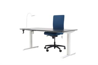 Kontorsæt med bordplade i sort, stelfarve i hvid, hvid bordlampe og blå kontorstol